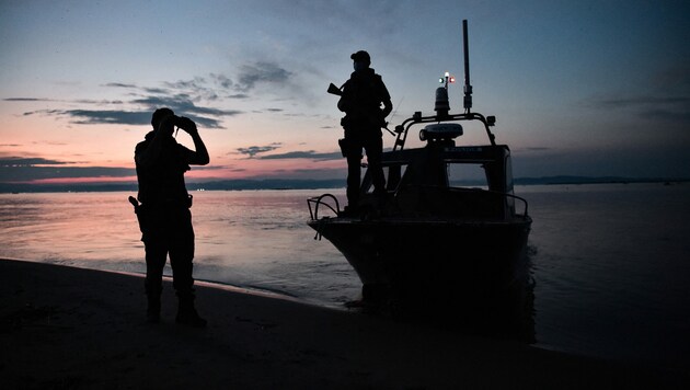 Polizisten patrouillieren in der Nähe von Alexandroupoli an der griechisch-türkischen Grenze. (Bild: AFP)
