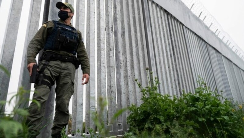 Polizist in der Nähe von Poros an der griechisch-türkischen Grenze (Bild: The Associated Press)