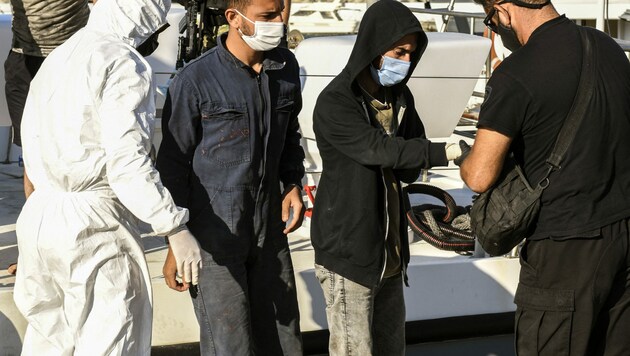 Gerettete Migranten aus dem Mittelmeer (Archivbild) (Bild: AFP)