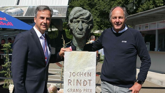 Der Grazer Bürgermeister Siegfried Nagl und Gerhard Berger an der Büste von Jochen Rindt (Bild: Richard Purgstaller)