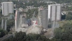 Ein lauter Knall - dann stürzte der 23-stöckige Wohnblock in sich zusammen. Das längst unbewohnte 1970er-Jahre-Hochhaus soll einem attraktiven Stadtpark weichen. (Bild: Screenshot/Glomex.com)