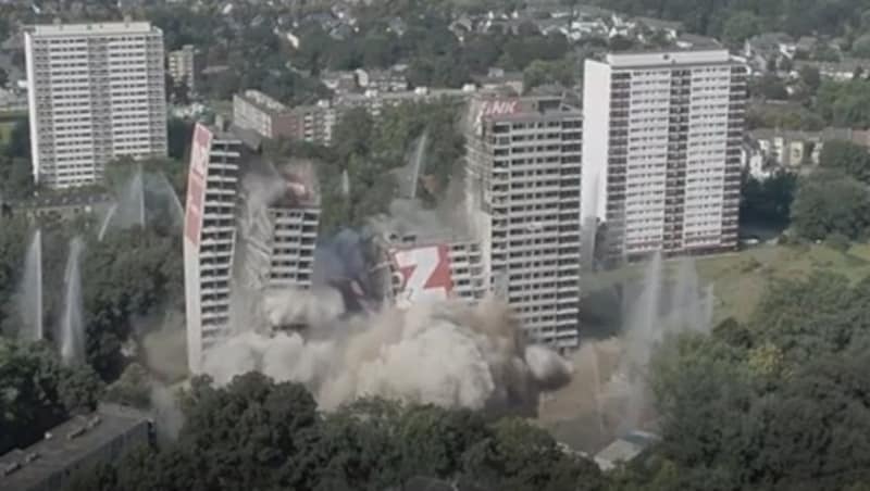 Ein lauter Knall - dann stürzte der 23-stöckige Wohnblock in sich zusammen. Das längst unbewohnte 1970er-Jahre-Hochhaus soll einem attraktiven Stadtpark weichen. (Bild: Screenshot/Glomex.com)