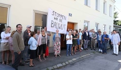 Zahlreiche Bürger protestierten in der Ketzergasse gegen das Projekt, das anstelle eines Mehrparteienhauses gebaut wird. (Bild: Judt Reinhard)