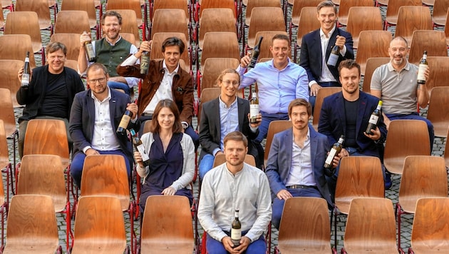 Die zwölf Mitglieder des Vereins der steirischen Terroir- und Klassik-Weingüter in Grafenegg. (Bild: Pail Sepp)