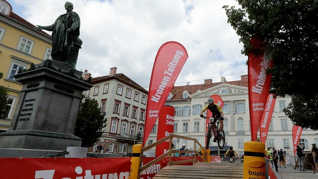 Die Mountainbiker „flogen“ mitten durch Graz. (Bild: GEPA pictures)