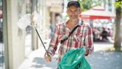 Lorenz Potocnik (Linz+) ist es nicht peinlich, wenn er in Linz Müll beseitigt. Er sieht sich selbst als „Hausmeister und Visionär“. (Bild: Markus Wenzel)