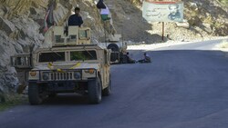 Die Straße ins Panjshir-Tal - mit einem Plakat, das Ahmad Schah Massoud zeigt (Bild: AFP)