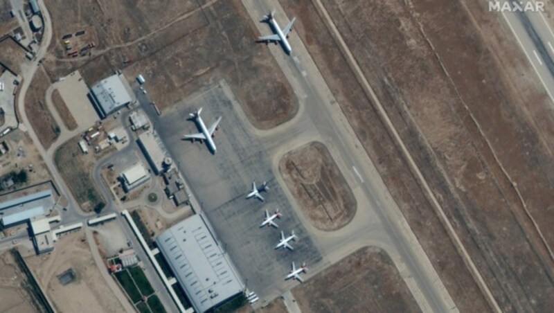 Auf dem Flughafen von Mazar-i-Sharif warten mehrere Maschinen auf eine Startfreigabe, wie Satellitenbilder zeigen. (Bild: AFP)