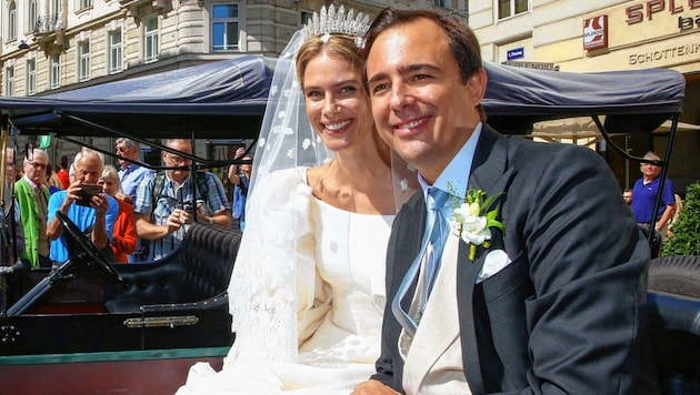 Trauung von Prinzessin Maria-Anunciata von und zu Liechtenstein mit Unternehmer Emanuele Musini in Wien: Standesgemäß reisten die Turteltauben nach dem Jawort in der Kirche mit der Kutsche ab. (Bild: People Picture/Willi Schneider)