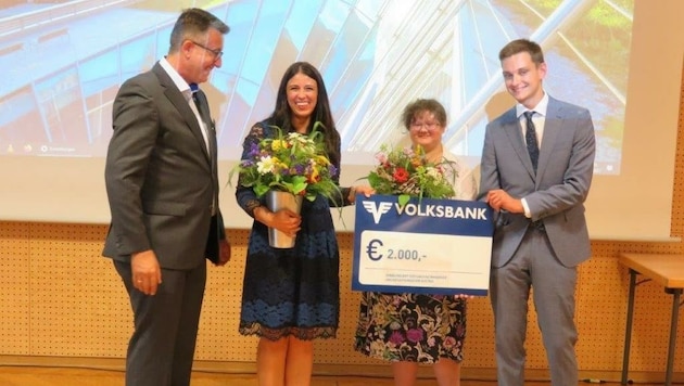 Raimund Kaserbacher, Präsident des Ambassador Club Austria, überreichte in Alpbach den Preis an Projektinitiatorin Monika Rammal von der HAK Innsbruck sowie die Schülervertreter Fabienne Feuchter und Sandro Abenthung (von links). (Bild: AC Austria)