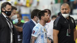 Lionel Messi auf dem Weg in die Kabine nach nur 5 gespielten Minuten. (Bild: AP)