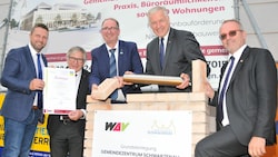 Bei der Grundsteinlegung für das niederösterreichische Pilotprojekt in Schwarzenau wurde auch eine Zeitkapsel vergraben: Projektkoordinator Horst Rosenbusch, Vorsitzender des Archtitektenwettbewerbs Stefan Haiden, Bürgermeister Karl Elsigan, Landesrat Martin Eichtinger und Vorstandsdirektor der Siedlungsgenossenschaft Waldviertel (WAV) Manfred Damberger. (Bild: RENE DENK)