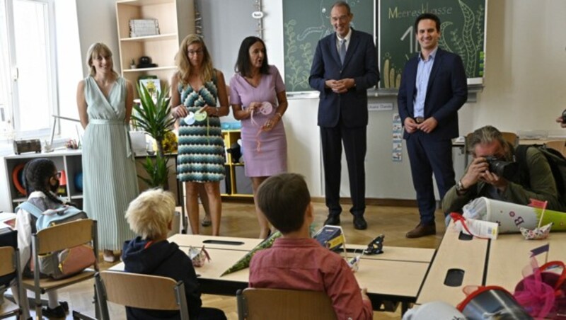 Bildungsminister Heinz Faßmann (ÖVP) und Wiens Stadtrat Christoph Wiederkehr (NEOS) besuchten die Volksschule Waltergasse. (Bild: APA/HANS PUNZ)