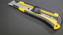 Eigenen Angaben zufolge zog der Mann da raufhin ein Stanley-Messer aus seiner Arbeitshose, um ...