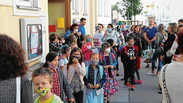 Vor der Wiener Volksschule Kreindlgasse herrschte am ersten Schultag reges Treiben. (Bild: Schiel Andreas)