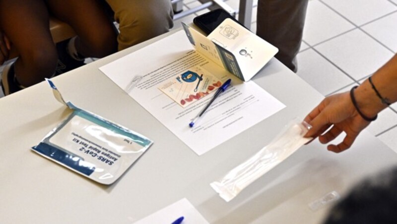 Testkit in der Wiener Volksschule Waltergasse am Montag (Bild: APA/Hans Punz)