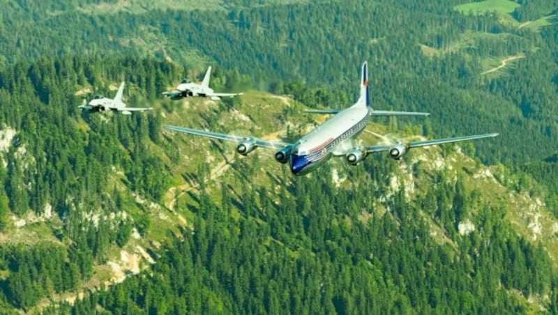 Die Partner der Airpower - zwei Eurofighter des Bundesheer - begleiteten die DC-6 der Flying Bulls von Red Bull über der Steiermark. (Bild: Red Bull/Michael Zajc)