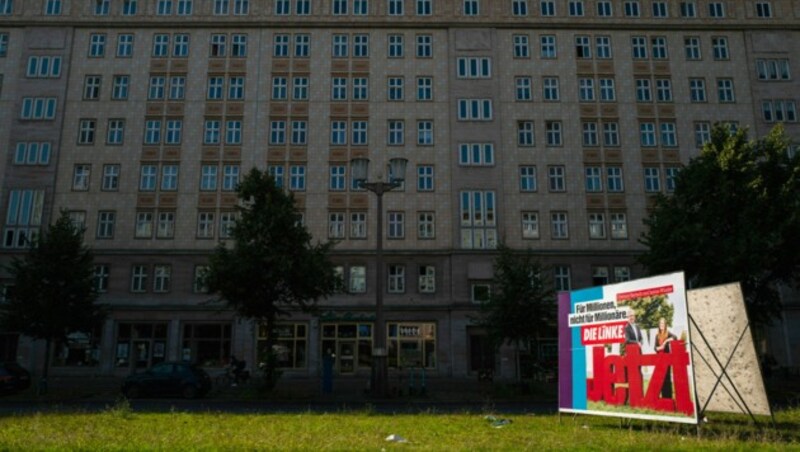 Ein Wahlplakat der Linken vor der berühmten Karl-Marx-Allee in Berlin. Die Linkspartei würde gerne in eine rot-rot-grüne Koalition eintreten. (Bild: AFP)