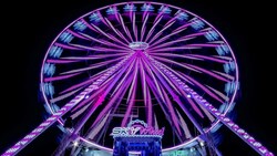 Dieses Riesenrad wird vor Weihnachten auf dem Villacher Nikolaiplatz aufgestellt. (Bild: Wachauer Volksfest)