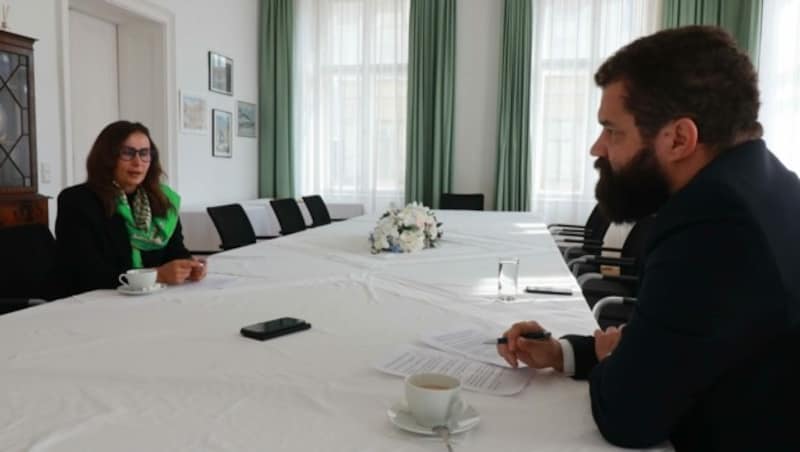 „Krone“-Redakteur Clemens Zavarsky bat die afghanische Botschafterin in Wien, Manizha Bakhtari zum Interview. (Bild: Zwefo)