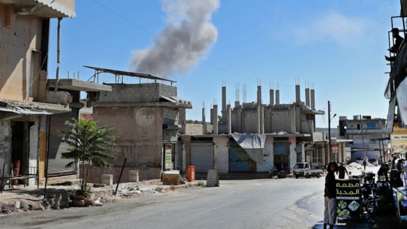 In der syrischen Provinz Idlib stieg erst kürzlich wieder Rauch nach einem Luftangriff auf. (Bild: AFP)