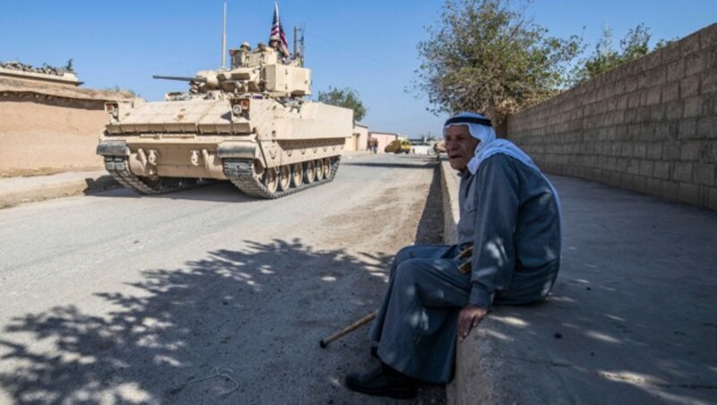 Ein US-amerikanischer Panzer patrouilliert in einem Dorf im nordöstlichen Teil Syriens. (Bild: AFP)