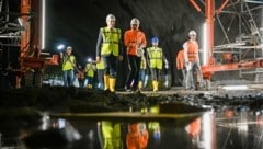 LH Thomas Stelzer und ASFINAG-Projektleiter Franz Sempelmann führten durch den neu durchschlagenen Tunnel. (Bild: Alexander Schwarzl)