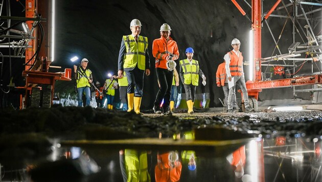 LH Thomas Stelzer und ASFINAG-Projektleiter Franz Sempelmann führten durch den neu durchschlagenen Tunnel. (Bild: Alexander Schwarzl)