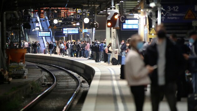 Hamburg: Reisende am Hauptbahnhof (Bild: APA/dpa/Bodo Marks)