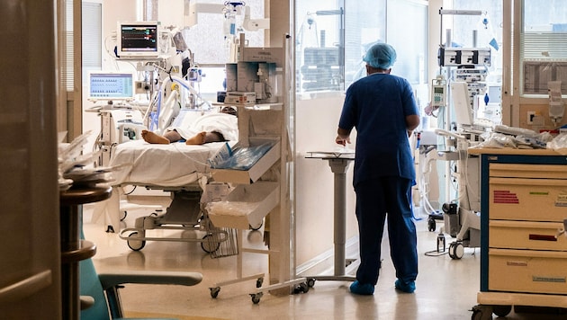 Nicht nur im Spital - auch später haben Corona-Patienten ein höheres Sterberisiko. (Bild: AFP)