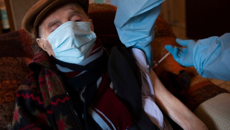 Dieser 99-jährige Italiener erhielt im April im Rahmen einer mobilen Impfkampagne zu Hause seinen Stich gegen das Coronavirus. (Bild: AFP)