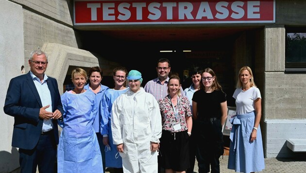 Bürgermeister Thomas Steiner bedankt sich beim Team der Teststation Allsportzentrum für die letzten Monate. (Bild: Stadtgemeinde Eisenstadt)
