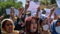 Afghanische Frauen protestieren gegen die Taliban und ihre Verbündeten (Archivbild). (Bild: APA/AFP/Hoshang Hashimi)