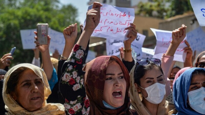 Afghanische Frauen protestierten in Kabul lautstark gegen Pakistan. Sie werfen dem Land vor, den Taliban zu helfen. (Bild: APA/AFP/Hoshang Hashimi)