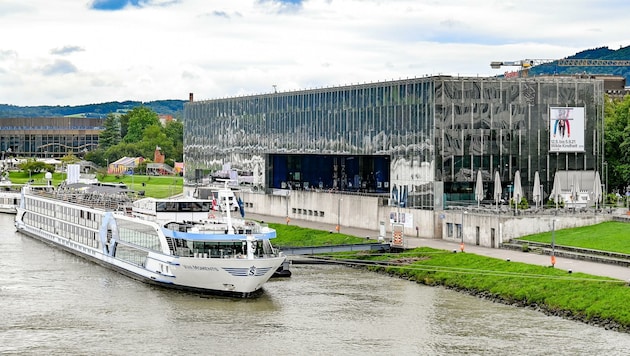 Noch müssen die Schiffe selbst aus Diesel Strom erzeugen (Bild: Alexander Schwarzl)