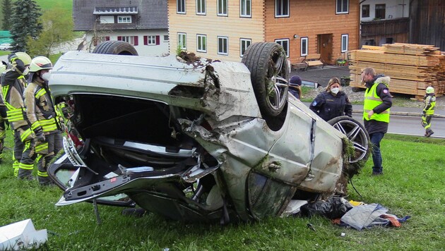 Durch die Wucht des Unfalls in Krumbach wurde das Opfer aus dem Fahrzeug geschleudert. (Bild: MAURICE SHOUROT / APA / picturedesk.com)