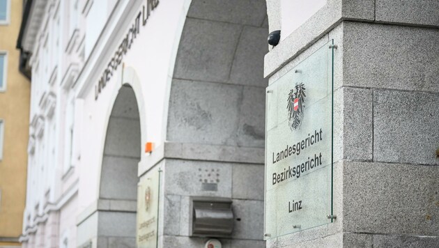 In Linz steht ein Ex-Polizeischüler derzeit vor Gericht (Bild: Alexander Schwarzl)