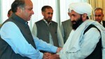 Mohammed Hassan Achund (r., im Jahr 1999 mit dem pakistanischen Premier Nawaz Sharif) wird Regierungschef in Afghanistan. (Bild: APA/AFP/SAEED KHAN)
