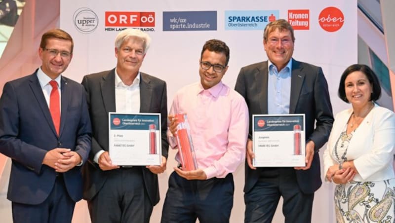 Robert Ebner jubelte mit Gourav Sen (M.) und Stephan Puxkandl (2. v. l.) über die Auszeichnung für „radikale Innovation“: „Sie gehört dem Team“, sagte der Unternehmer, dem Markus Achleitner (l.) und Stefanie Huber gratulierten. (Bild: Alexander Schwarzl)