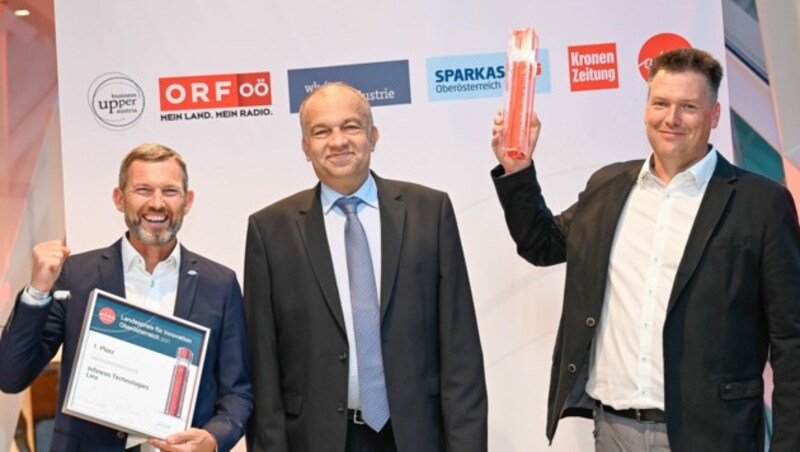 Infineon-Technologies-Linz-Geschäftsführer Manfred Ruhmer gibt mit seinem Team um Johann Pletzer (r.) bei der Entwicklung von Radarchips Gas. Der Lohn? Oberösterreichs Innovations-Award 2021 aus den Händen des Jury-Vorsitzenden Meinhard Lukas (M.). (Bild: Alexander Schwarzl)