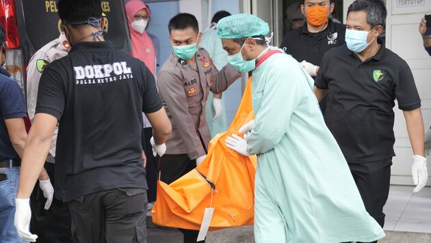 Die Leichen wurden zur Identifikation ins nationale Polizeispital gebracht. (Bild: AP)