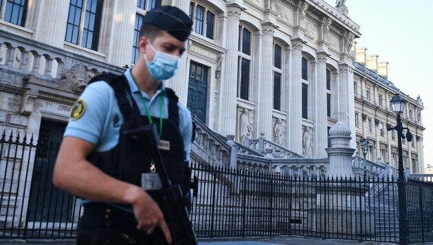 Vor dem Gerichtsgebäude in Paris gelten höchste Sicherheitsvorkehrungen. Zwölf der 20 Angeklagten droht lebenslange Haft. (Bild: AFP )