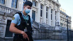 Vor dem Gerichtsgebäude in Paris gelten höchste Sicherheitsvorkehrungen. Zwölf der 20 Angeklagten droht lebenslange Haft. (Bild: AFP )