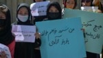 Afghanische Frauen bei einer Demonstration in der Hauptstadt Kabul. Viele Frauen sind verzweifelt wegen der Machtübernahme der Taliban. (Bild: AFP)