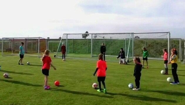 An den fünf Standorten des BFV trainieren jeweils bis zu 15 Mädchen einmal pro Woche auf dem grünen Rasen. (Bild: Burgenländischer Fußballverband)