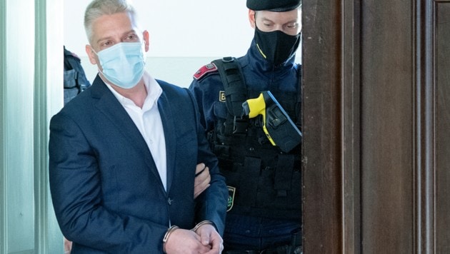 Julian Hessenthaler, der Drahtzieher des Ibiza-Videos, wurde wegen Drogenhandels verurteilt - mittlerweile ist er wieder auf freiem Fuß. (Bild: APA/Roland Schlager)