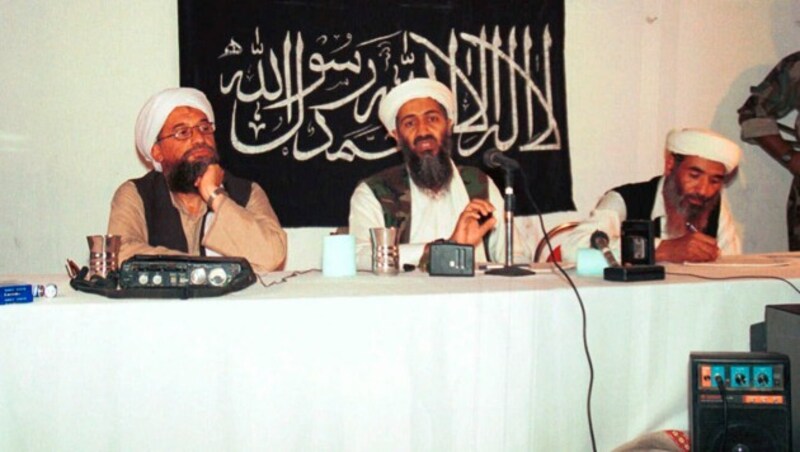 Osama bin Laden (Mitte) wurde zum Staatsfeind Nummer eins der USA erklärt. 2011 wurde er von Soldaten einer US-Spezialeinheit in Pakistan erschossen. (Bild: AP)