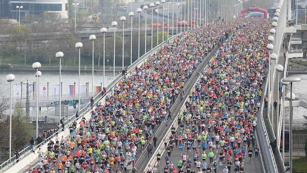 Am Sonntag findet wieder der Vienna City Marathon statt. Die Polizei warnt vor Verkehrssperren im gesamten Stadtgebiet. (Bild: APA/GEORG HOCHMUTH)