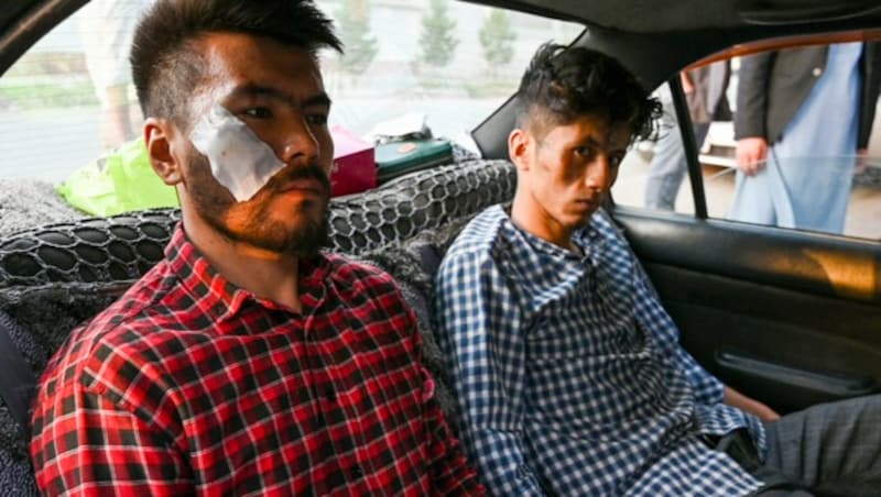 Nematullah Naqdi und Taqi Daryabi, nachdem sie aus der Haft der Taliban entlassen wurden (Bild: APA/AFP/Wakil KOHSAR)