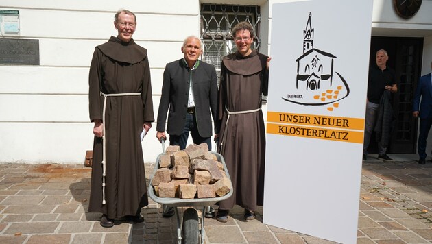 Pater Raimund Kreidl (links), Rudi Rumpl und Pater Martin Bichler brachten die Sanierung ins Rollen. (Bild: Stadt Lienz/Lenzer)